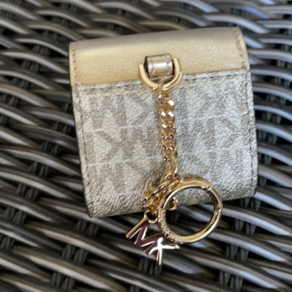 Michael Kors Jet Set Travel AirPod Case - Picture 12 of 15